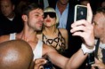 /album/lady-gaga-y-little-monsters/lady-gaga-viaje-por-sudafrica-haciendose-una-foto-con-uno-de-sus-fans-jpg/